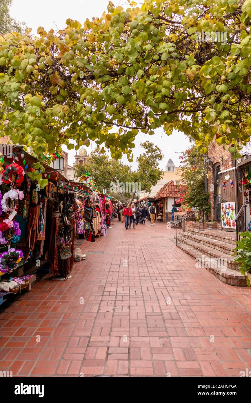 Menschen die Geschäfte auf der Olvera Street in Los Angeles, Kalifornien, USA Stockfoto