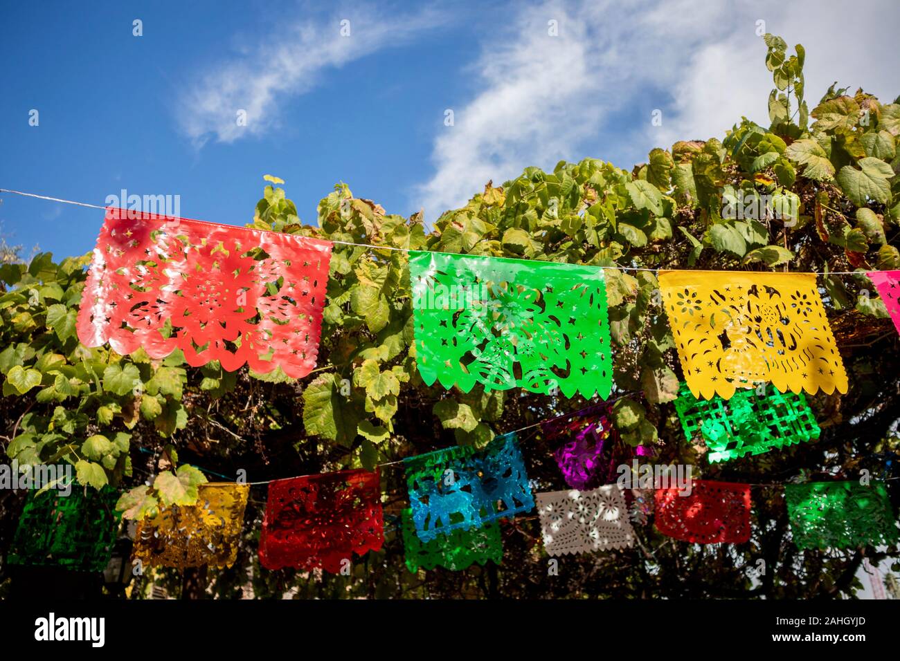 Papel picado Fahnen gegen den blauen Himmel Stockfoto