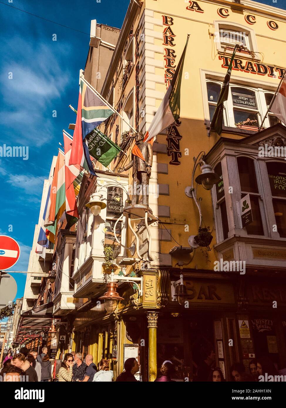 Dublin/Irland Republik - 15. Mai 2019: Flaggen hängen an der Außenseite des Gebäudes in Dublin als Menschen und Touristen von unten auf der Straße in der Afte gehen Stockfoto