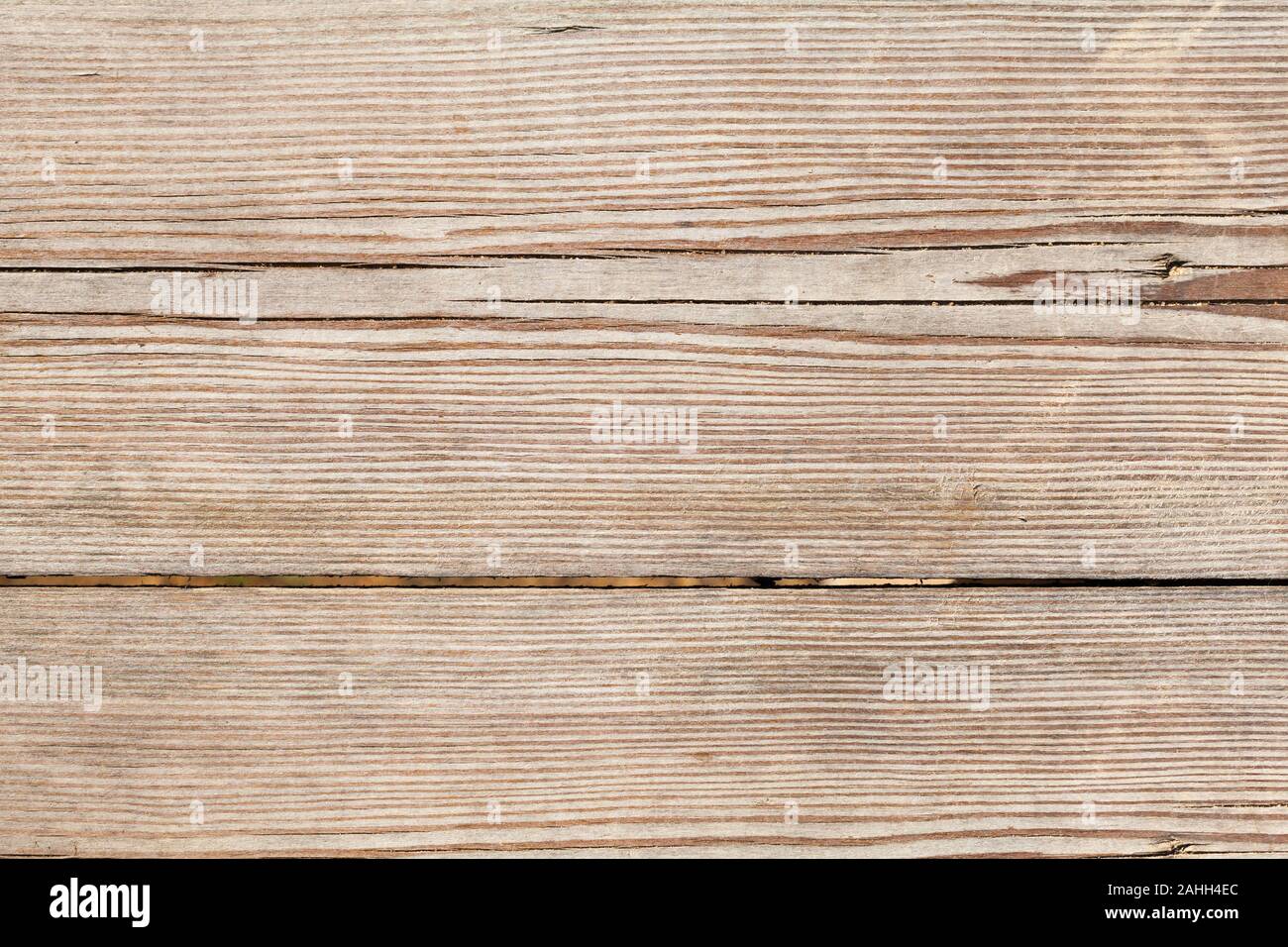 Rauhen Holzbrettern Hintergrund Textur, Nahaufnahme Foto von farblosen Zaun Wand mit Lücke Stockfoto