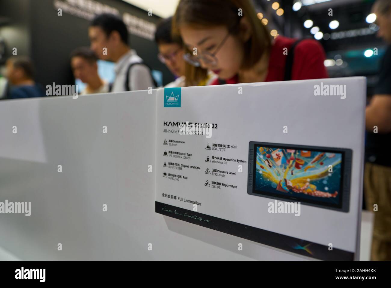 SHENZHEN, China - ca. November 2019: Nahaufnahme von Kamvas Studio 11 (KS2201) Geräteinformationen auf der China Hi-Tech Fair 2019 in Shenzhen Conv gesehen Stockfoto