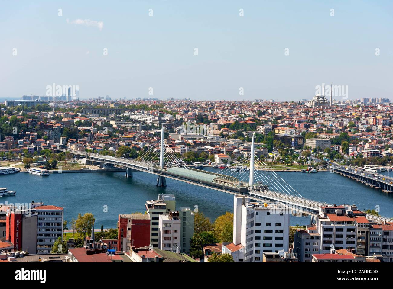 Ariel Ansicht von halic U-Bridge. Die Brücke verbindet die Beyoğlu und Fatih Bezirke auf der europäischen Seite von Istanbul. Stockfoto