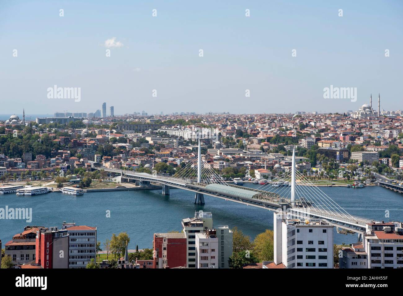 Ariel Ansicht von halic U-Bridge. Die Brücke verbindet die Beyoğlu und Fatih Bezirke auf der europäischen Seite von Istanbul. Stockfoto