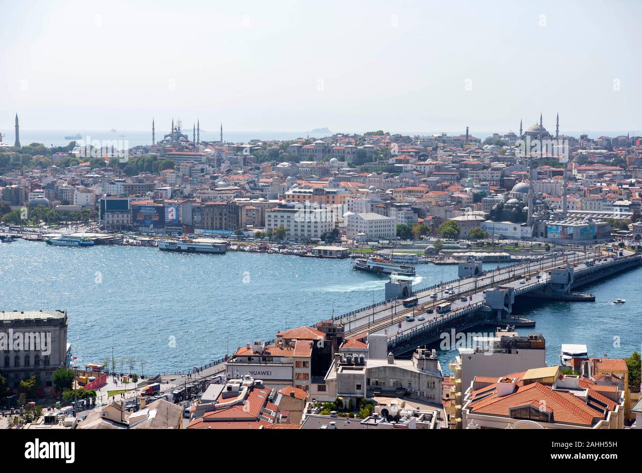 Beyoglu alte Häuser mit Galata Turm, Ansicht vom Goldenen Horn Stockfoto