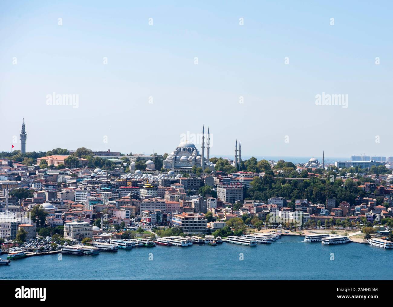 Beyoglu alte Häuser mit Galata Turm, Ansicht vom Goldenen Horn Stockfoto