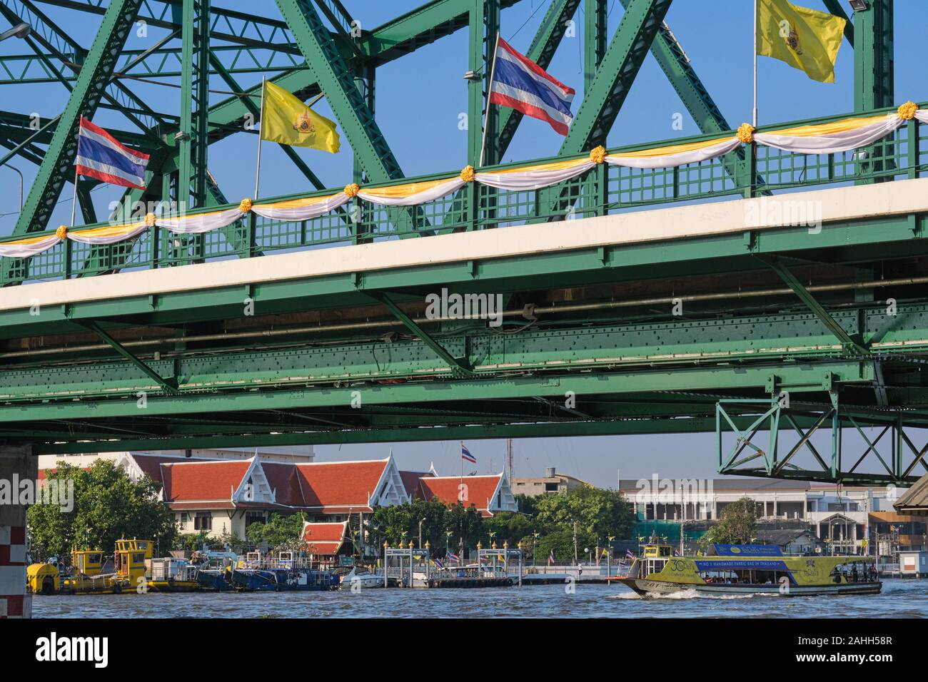 Teilweise mit Blick auf die Gedenkstätte Brücke über den Chao Phraya in Bangkok, Thailand, mit Tempel Wat Prayunwong Gebäude links im Hintergrund Stockfoto
