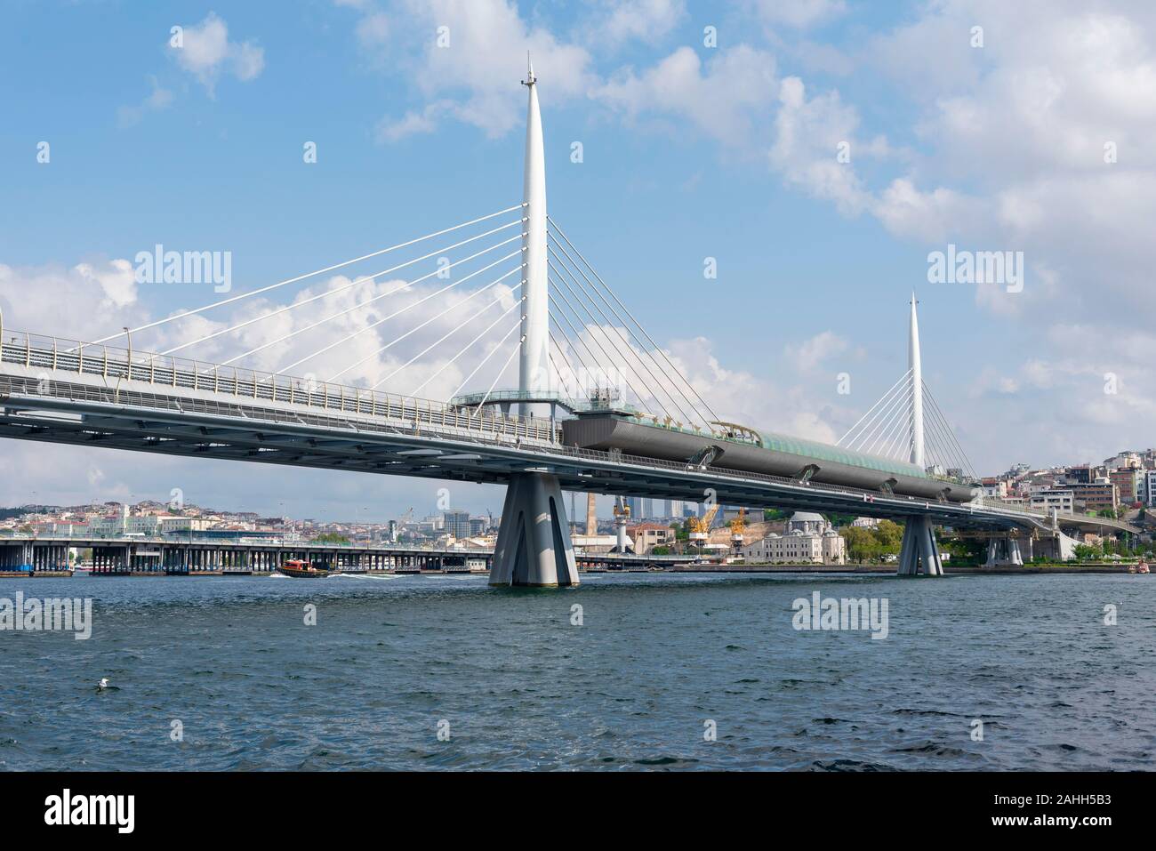 Ariel Ansicht von halic U-Bridge. Die Brücke verbindet die Beyoğlu und Fatih Bezirke auf der europäischen Seite von Istanbul. Stockfoto