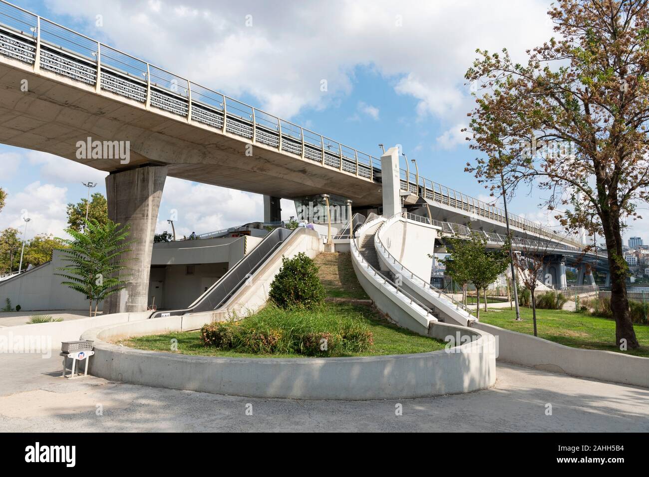 Ariel Ansicht von halic U-Bridge. Die Brücke verbindet die Beyoğlu und Fatih Bezirke auf der europäischen Seite von Istanbul. Stockfoto