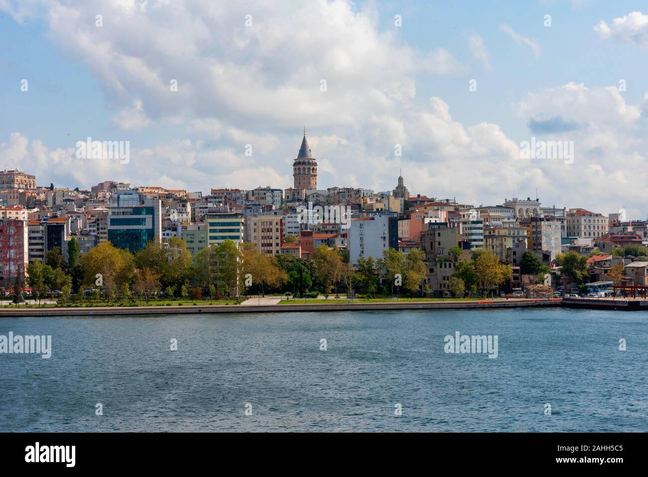 Ariel Blick auf Beyoglu alte Häuser mit Galata Turm, Ansicht vom Goldenen Horn. Galata Tower Stockfoto