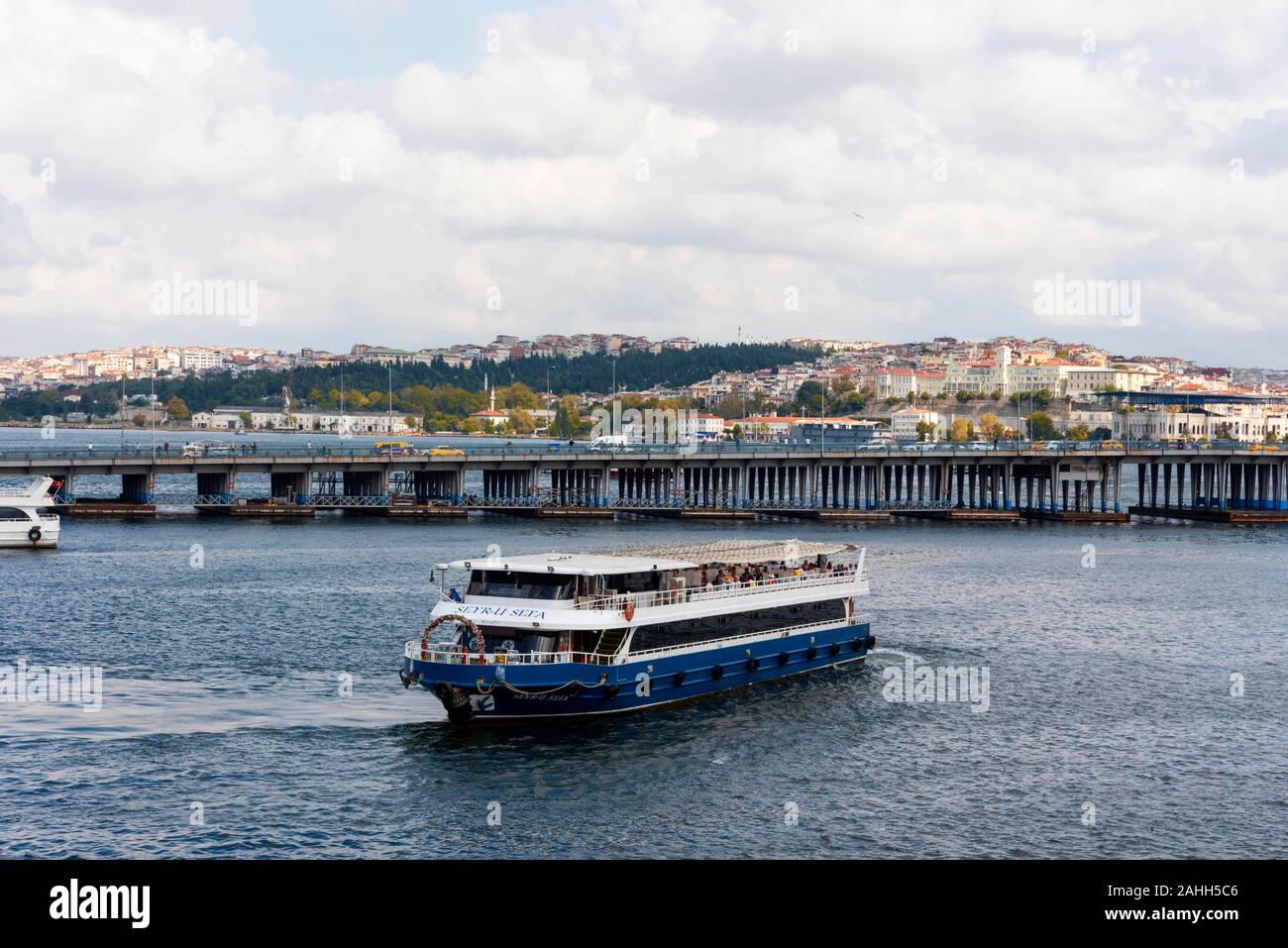 Beyoglu alte Häuser mit Galata Turm, Ansicht vom Goldenen Horn Stockfoto
