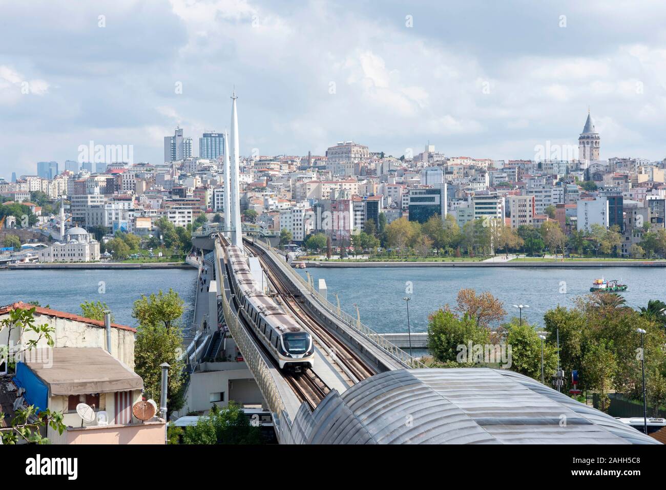 Ariel Ansicht von halic U-Bridge. Die Brücke verbindet die Beyoğlu und Fatih Bezirke auf der europäischen Seite von Istanbul. Stockfoto