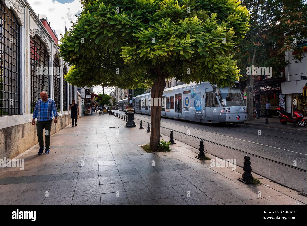 Istanbul, Türkei - September 06, 2019: Street View des modernen Istanbul Sirkeci Straßenbahn durch Stockfoto
