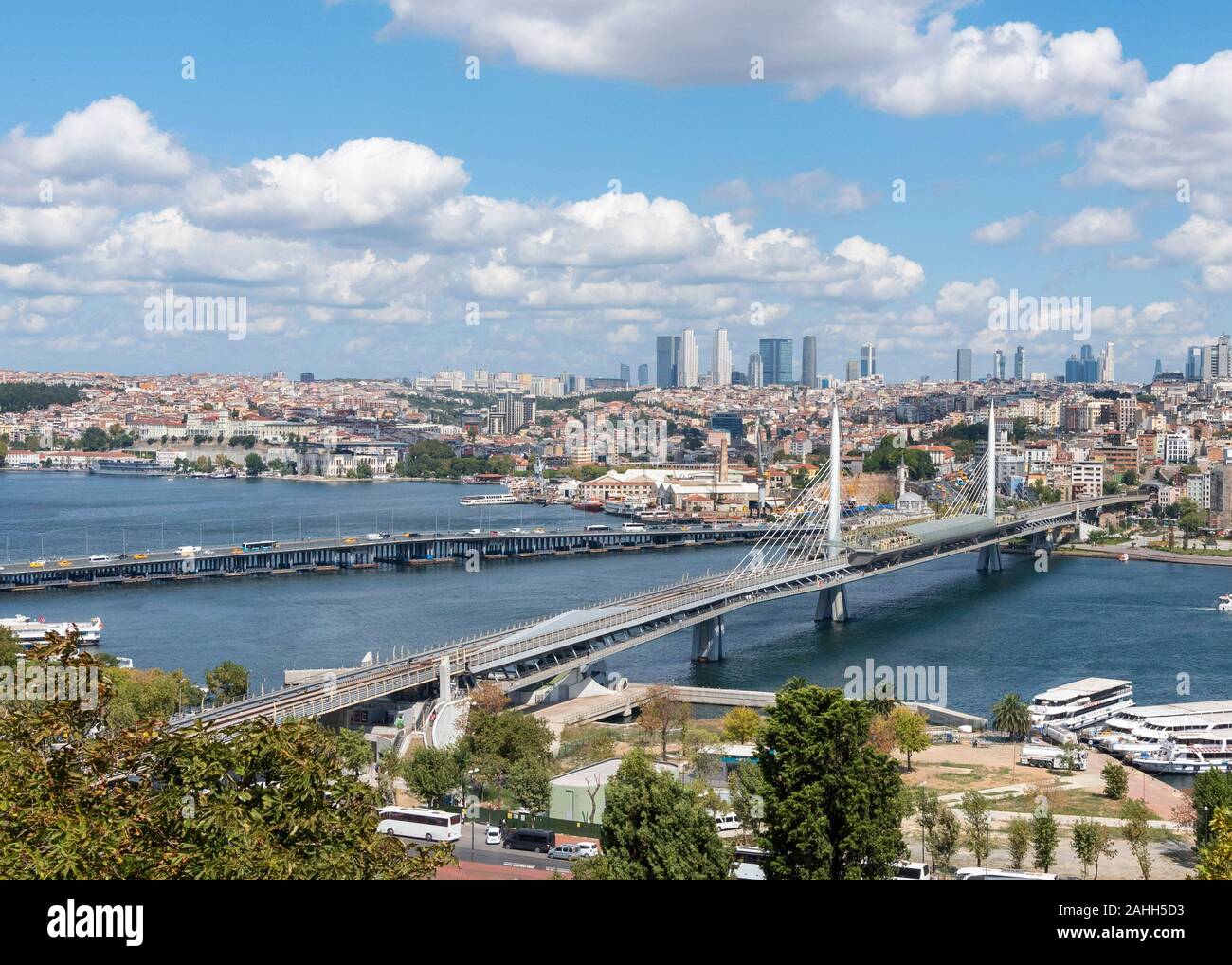 Ariel Ansicht von halic U-Bridge. Die Brücke verbindet die Beyoğlu und Fatih Bezirke auf der europäischen Seite von Istanbul. Stockfoto