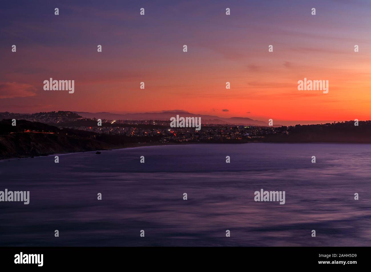 Blick auf die Skyline von San Francisco Marin mit dem Richmond district, Golden Gate Park und bunten Wolken im Hintergrund, bewölkter Tag bei Sonnenuntergang Stockfoto