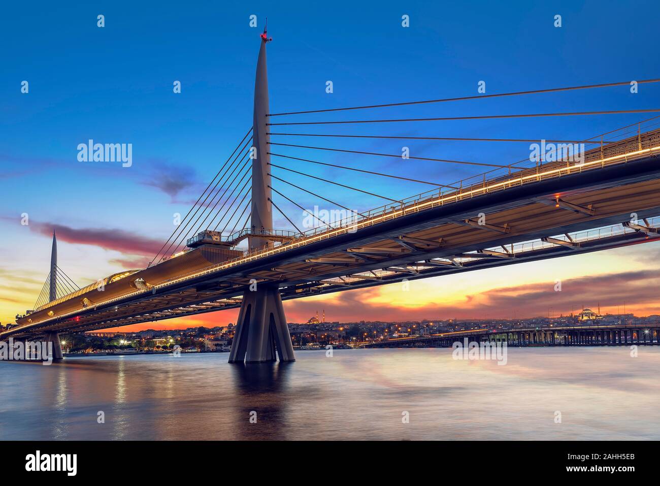 Ariel Ansicht von halic U-Bridge. Die Brücke verbindet die Beyoğlu und Fatih Bezirke auf der europäischen Seite von Istanbul. Stockfoto