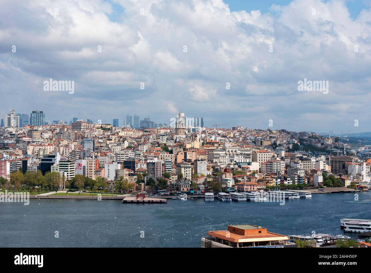 Ariel Blick auf Beyoglu alte Häuser mit Galata Turm, Ansicht vom Goldenen Horn. Galata Tower Stockfoto