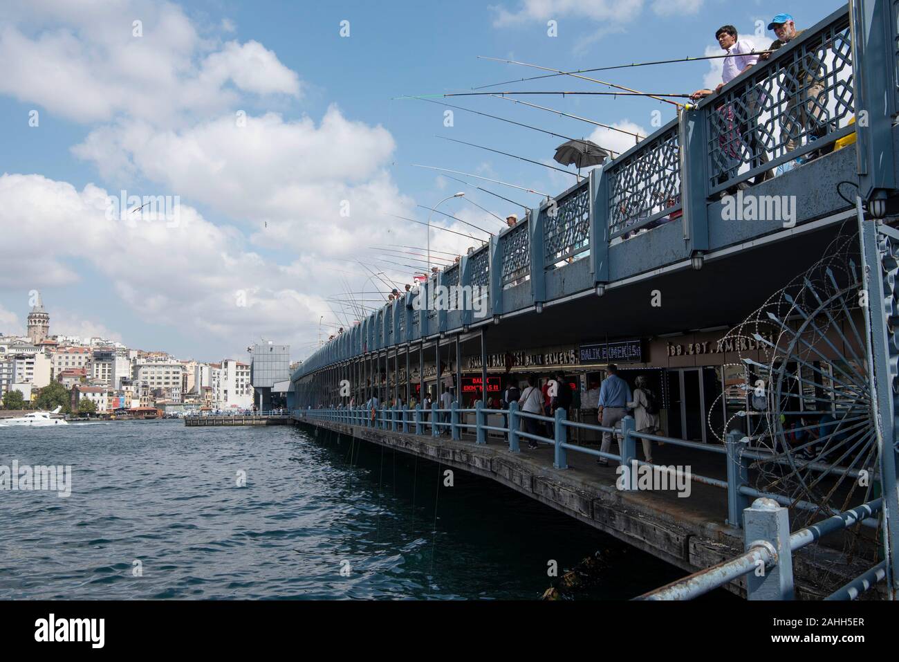 Lokale Fischer auf der Galata Brücke. Galata Bridge ist eine Brücke, die das Goldene Horn in Istanbul überquert. Stockfoto