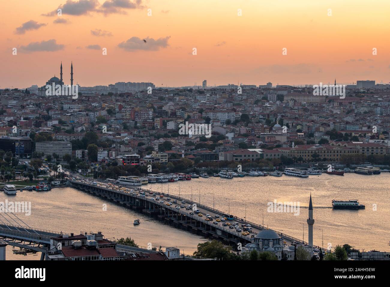 Historische Istanbul Fähren. Ariel Aussicht bei Sonnenuntergang Halic Brücke Stockfoto