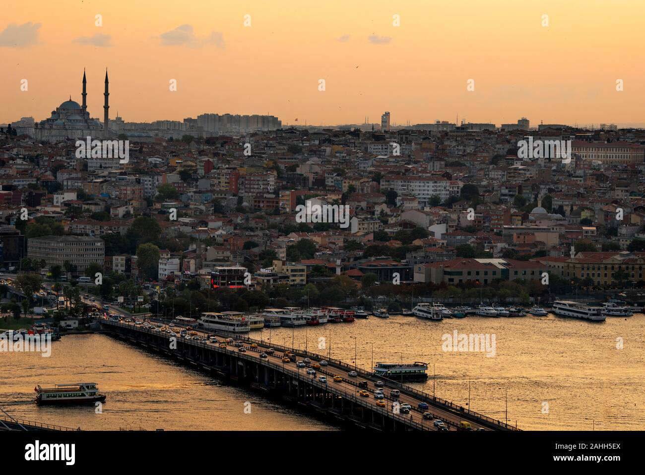 Historische Istanbul Fähren. Ariel Aussicht bei Sonnenuntergang Halic Brücke Stockfoto