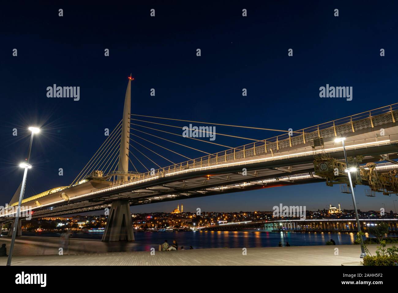 Ariel Ansicht von halic U-Bridge. Die Brücke verbindet die Beyoğlu und Fatih Bezirke auf der europäischen Seite von Istanbul. Stockfoto