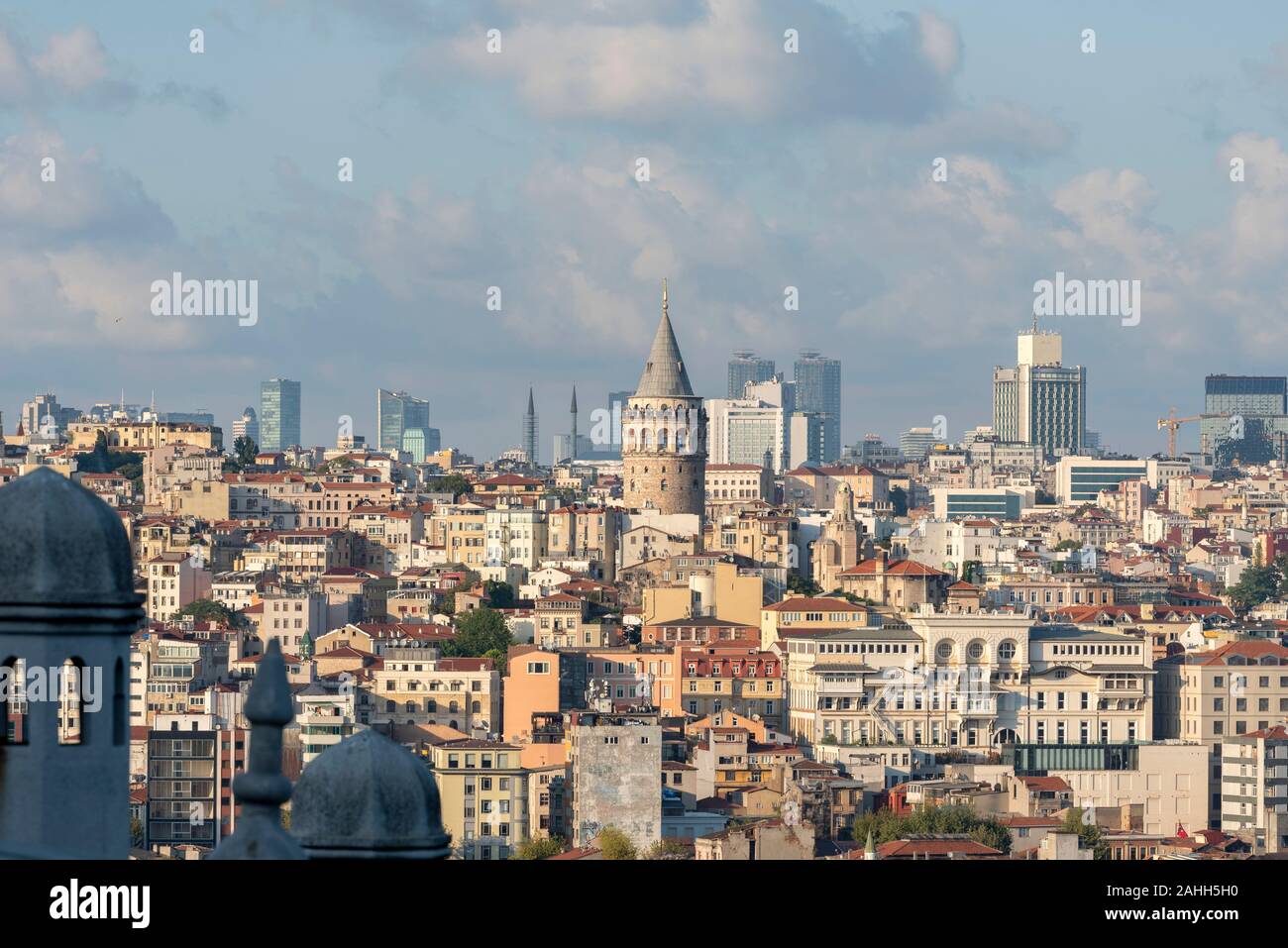 Ariel Blick auf Beyoglu alte Häuser mit Galata Turm, Ansicht vom Goldenen Horn. Galata Tower Stockfoto