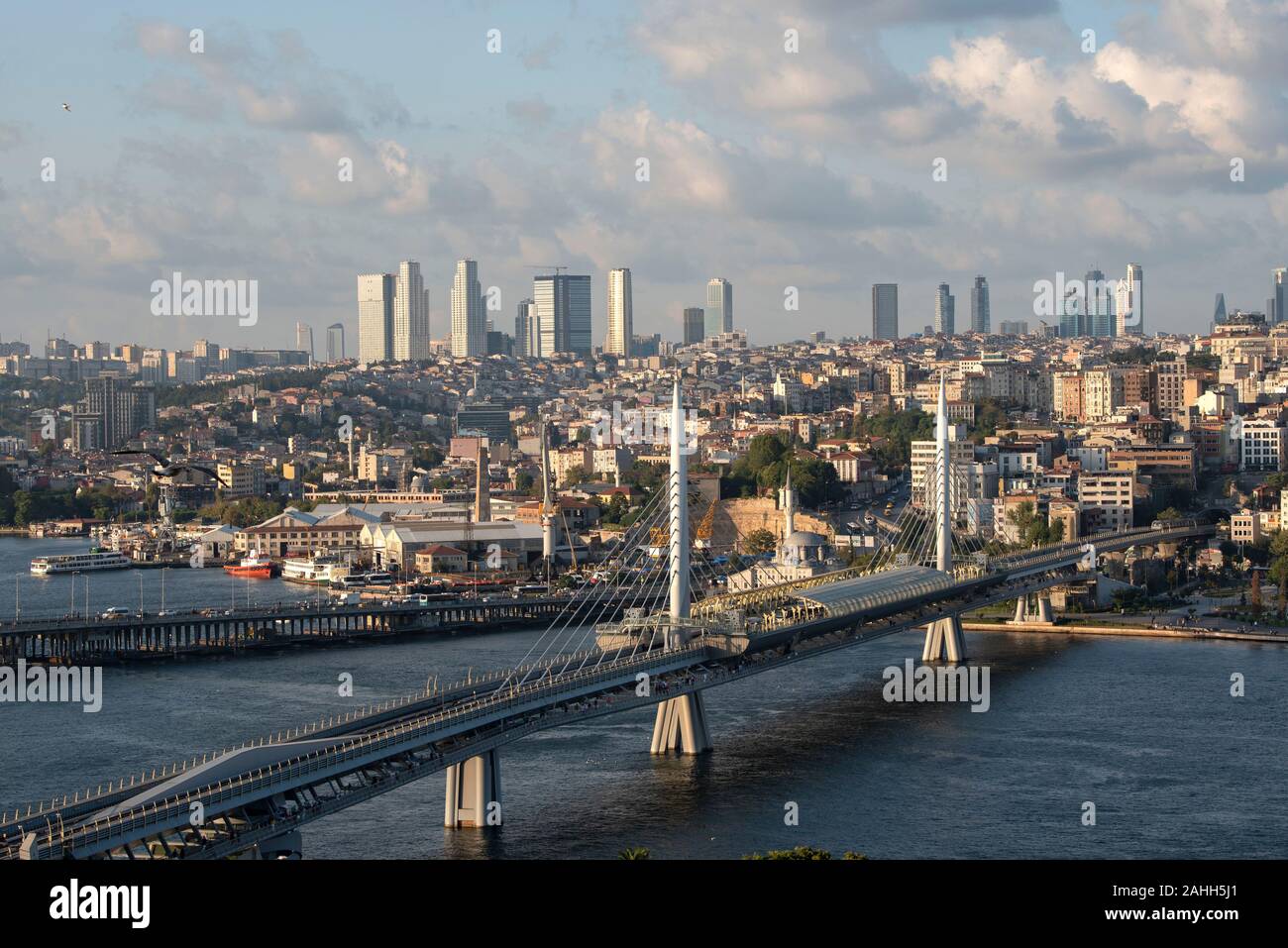 Ariel Ansicht von halic U-Bridge. Die Brücke verbindet die Beyoğlu und Fatih Bezirke auf der europäischen Seite von Istanbul. Stockfoto