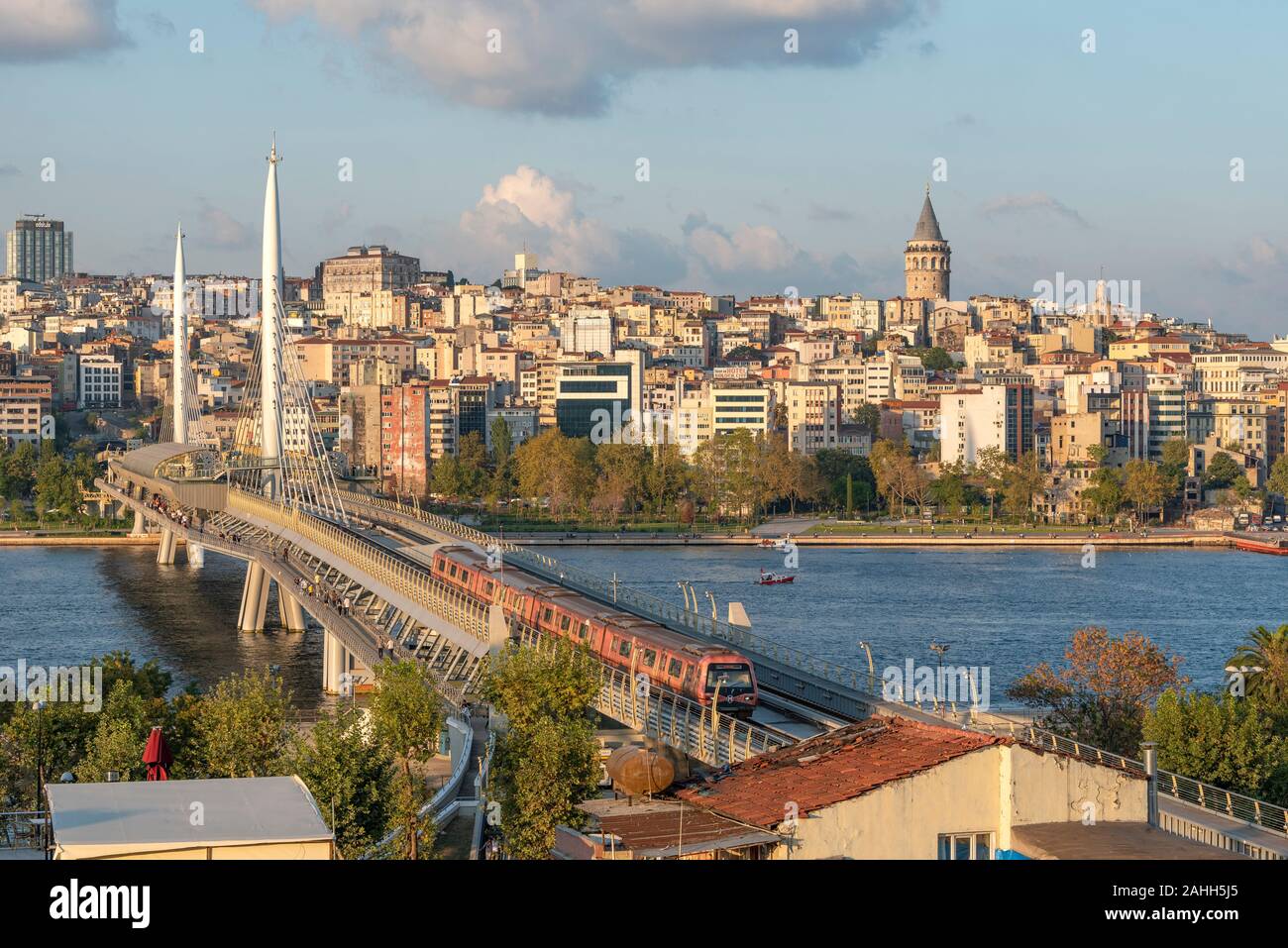 Ariel Ansicht von halic U-Bridge. Die Brücke verbindet die Beyoğlu und Fatih Bezirke auf der europäischen Seite von Istanbul. Stockfoto