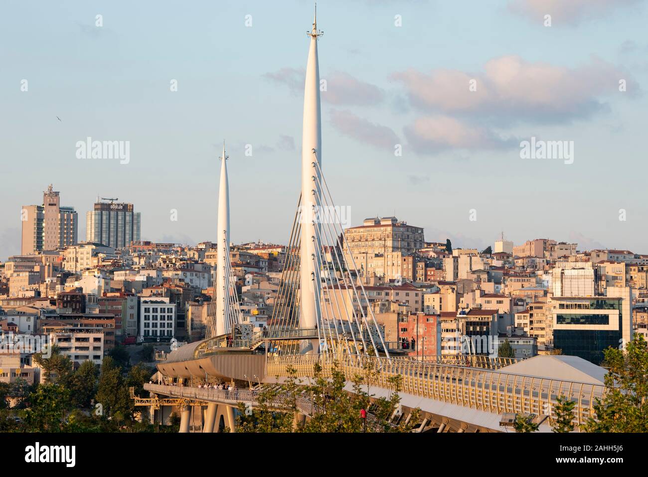 Ariel Ansicht von halic U-Bridge. Die Brücke verbindet die Beyoğlu und Fatih Bezirke auf der europäischen Seite von Istanbul. Stockfoto