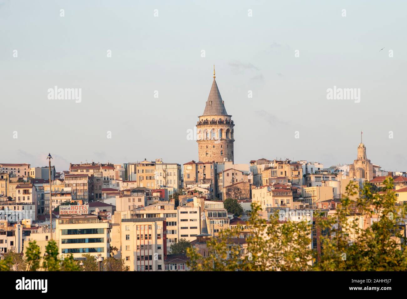 Ariel Blick auf Beyoglu alte Häuser mit Galata Turm, Ansicht vom Goldenen Horn. Galata Tower Stockfoto