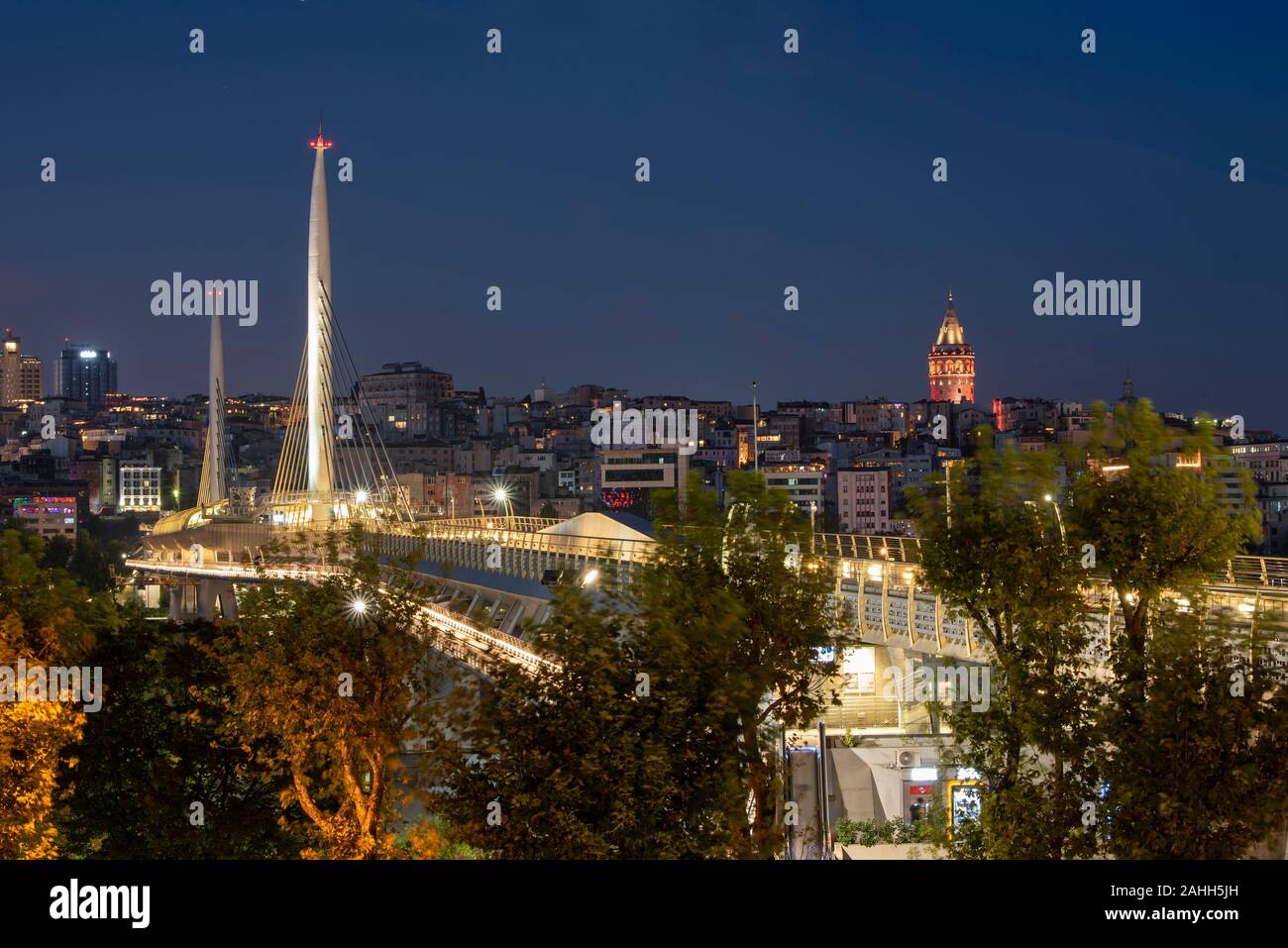 Ariel Ansicht von halic U-Bridge. Die Brücke verbindet die Beyoğlu und Fatih Bezirke auf der europäischen Seite von Istanbul. Stockfoto