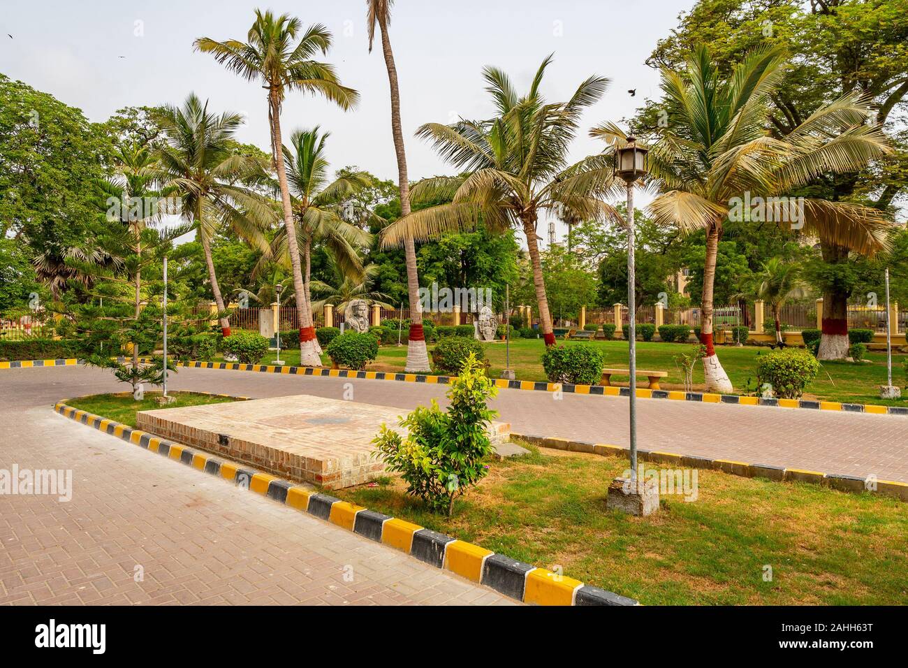 Karachi National Museum malerischen atemberaubenden Blick auf den Garten an einem bewölkten Himmel Tag Stockfoto