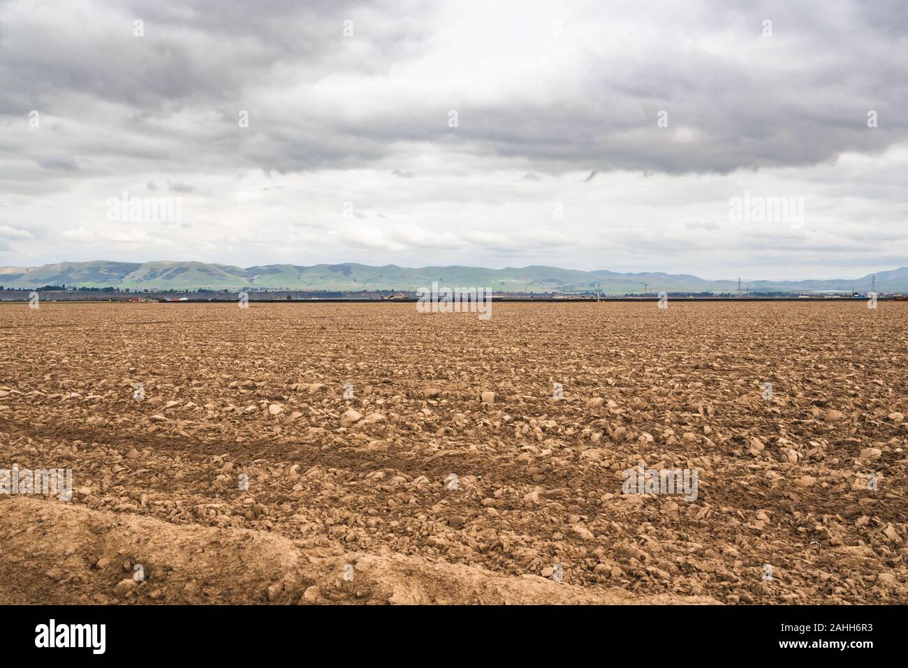 Landwirtschaftliches Feld gepflügt, Stadium der Vorbereitung für die Aussaat von Getreide Stockfoto
