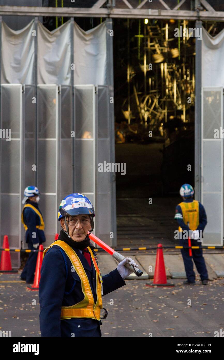 Ein alter Mann, der als Sicherheits- und Sicherheitsbeamter auf einer Baustelle in Shinjuku, Tokio, Japan, angestellt war. Stockfoto