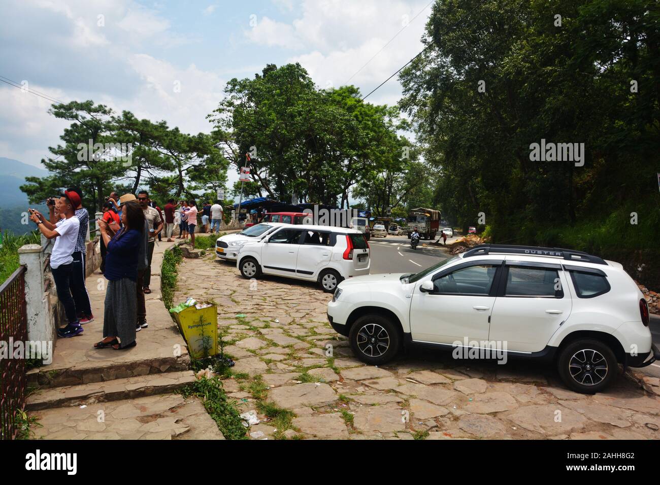 Touristen und Autos in Barapani oder Umiam See Aussichtspunkt an der Straße nach shillong, selektive Fokussierung Stockfoto