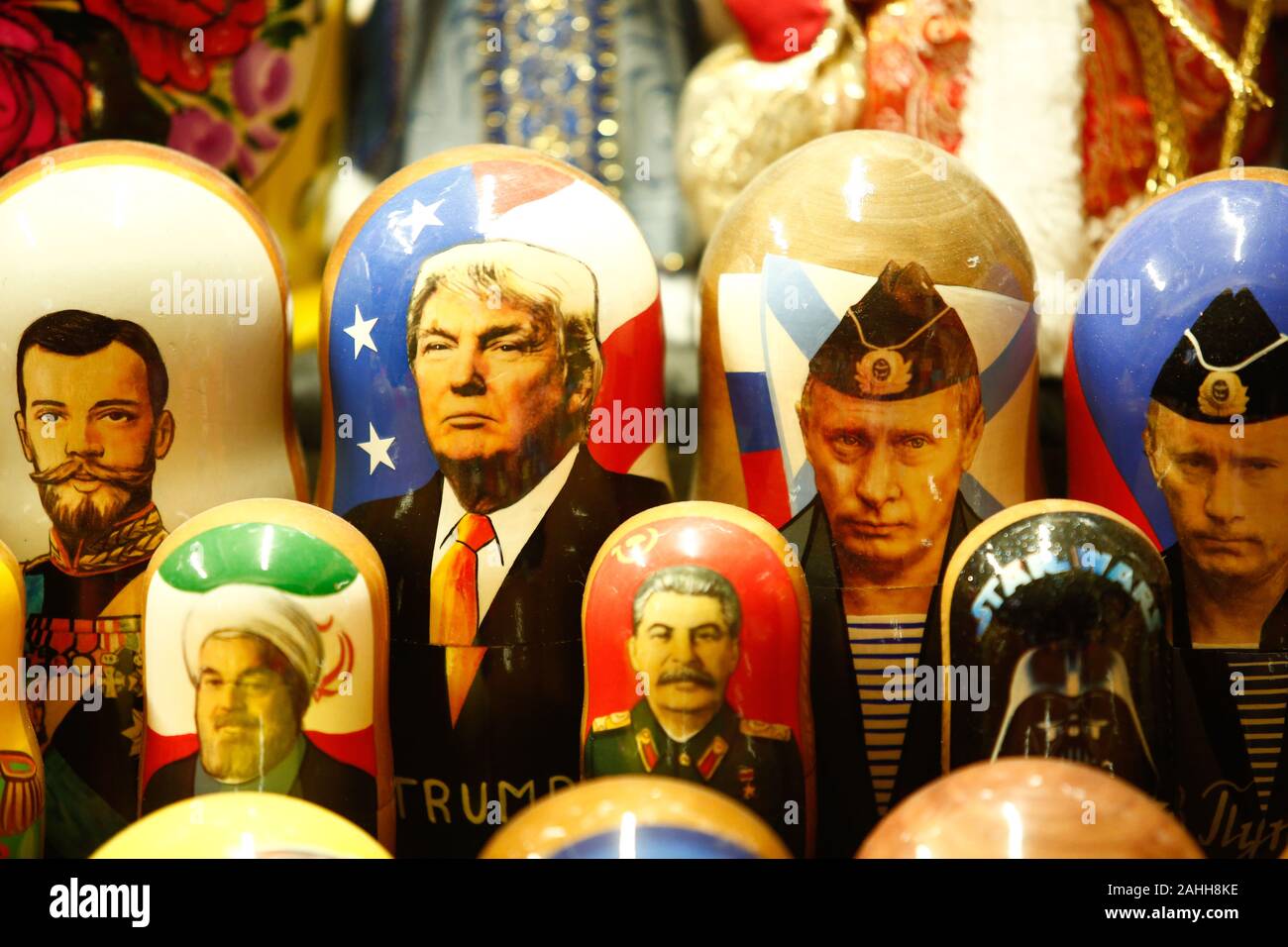 Russische Puppen aus Holz, Matrjoschka, die der russische Präsident Wladimir Putin und USA-Präsident, Donald Trump während der Weihnachtsmarkt bei Manezhnaya Quadrat. Stockfoto