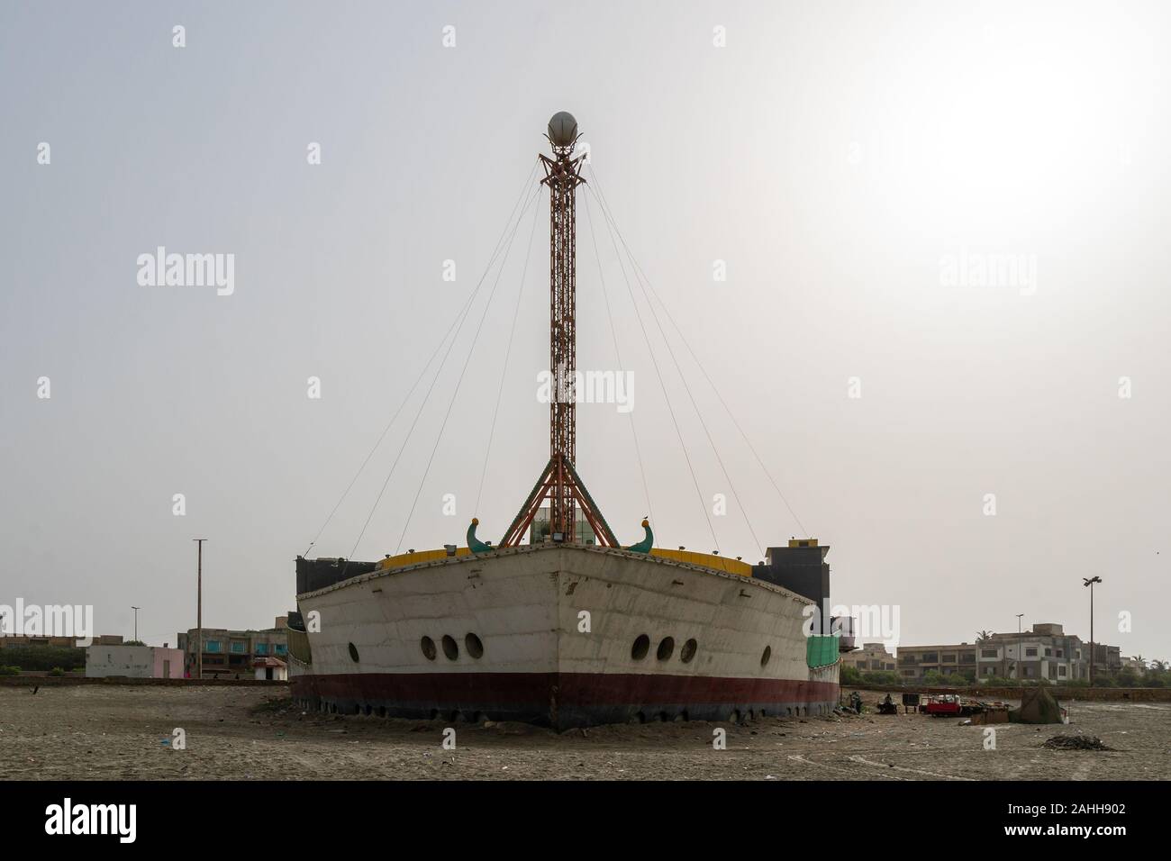 Karachi Clifton Beach Atemberaubende malerischen Blick auf ein Schiff am Morgen an einem bewölkten Tag Stockfoto