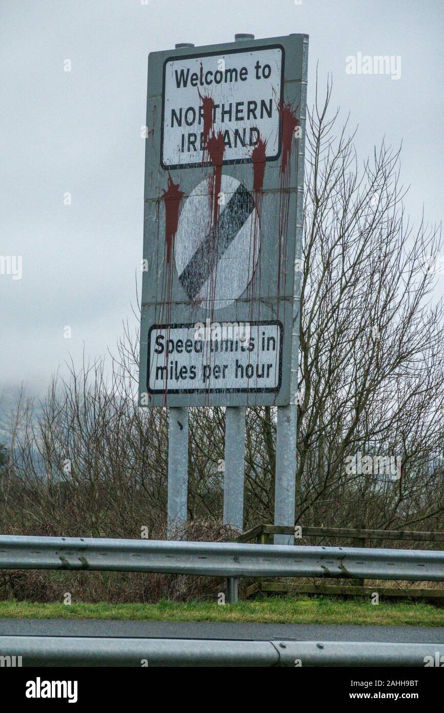 Fehler in der Republik Irland und Nordirland Grenzziehung Zeichen, daran zu erinnern, dass alle Autofahrer Drehzahlvorzeichen jetzt in mph sind. Stockfoto