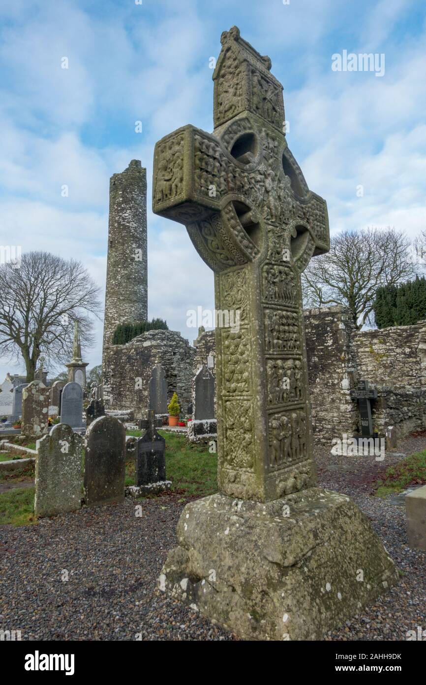 Runder Turm und mittelalterlichen Muiredach Kreuz, Monasterboice, County Louth, Irland Stockfoto