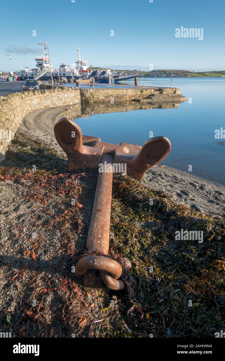 Alte Rostige Anker durch den Hafen, Strangford, Nordirland, Großbritannien Stockfoto