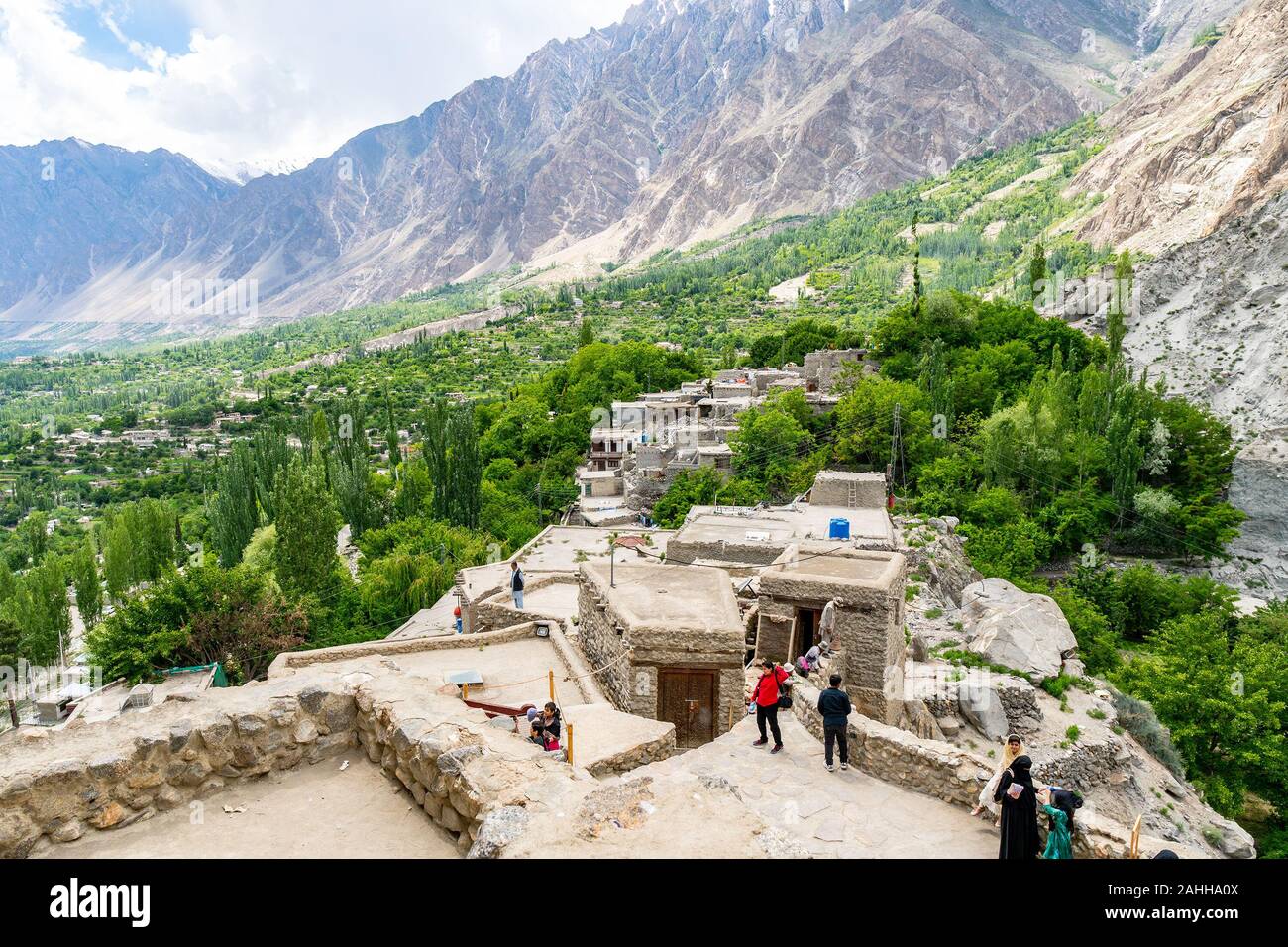 Karimabad Baltit Fort malerischen Blick auf die Festungsanlage auf einem sonnigen blauen Himmel Tag Stockfoto