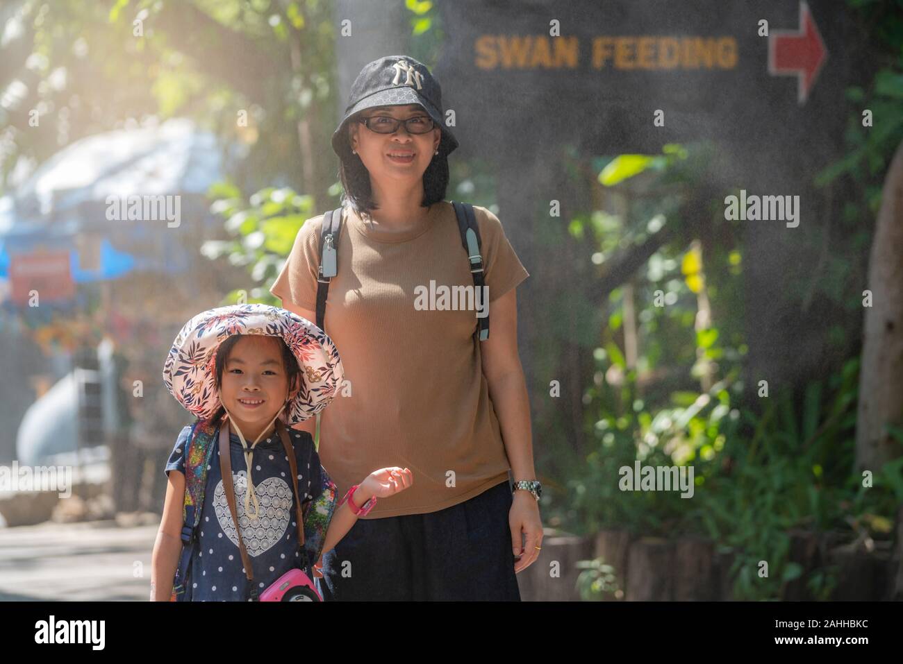 Touristische asiatischen Mutter und Tochter in einem Zoo von Thailand, unscharfen Hintergrund und Nebel in der Luft. Stockfoto