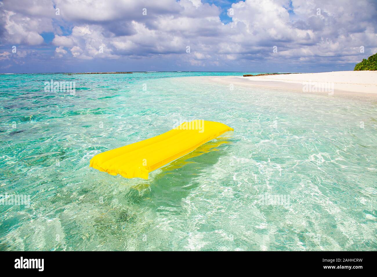 Maldives Dream Shore Meerblick mit gelber aufblasbarer Matratze Stockfoto