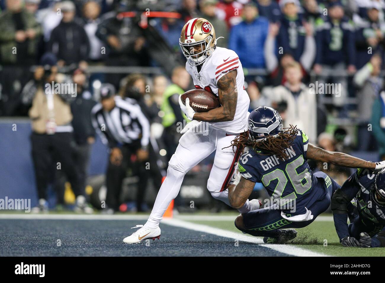 Seattle, USA. 29 Dez, 2019. San Francisco 49ers zurück laufen Raheem Mostert (31) läuft hinter Seattle Seahawks Defensive zurück Lano Hill (42) und äußeren linebacker Shaquem Griffin (49) einen Touchdown im vierten Quartal ein NFL Football Spiel, Sonntag, 29 Dezember, 2019 in Seattle. Die 49ers besiegen die Seahawks 26-21. (Matt Ferris/Image des Sports) Foto per Kreditkarte: Newscom/Alamy leben Nachrichten Stockfoto