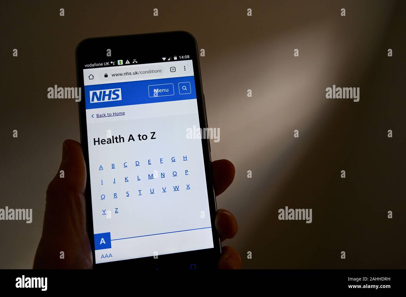 Handy Bildschirm mit dem NHS Website. Gesundheit A-Z. Stockfoto