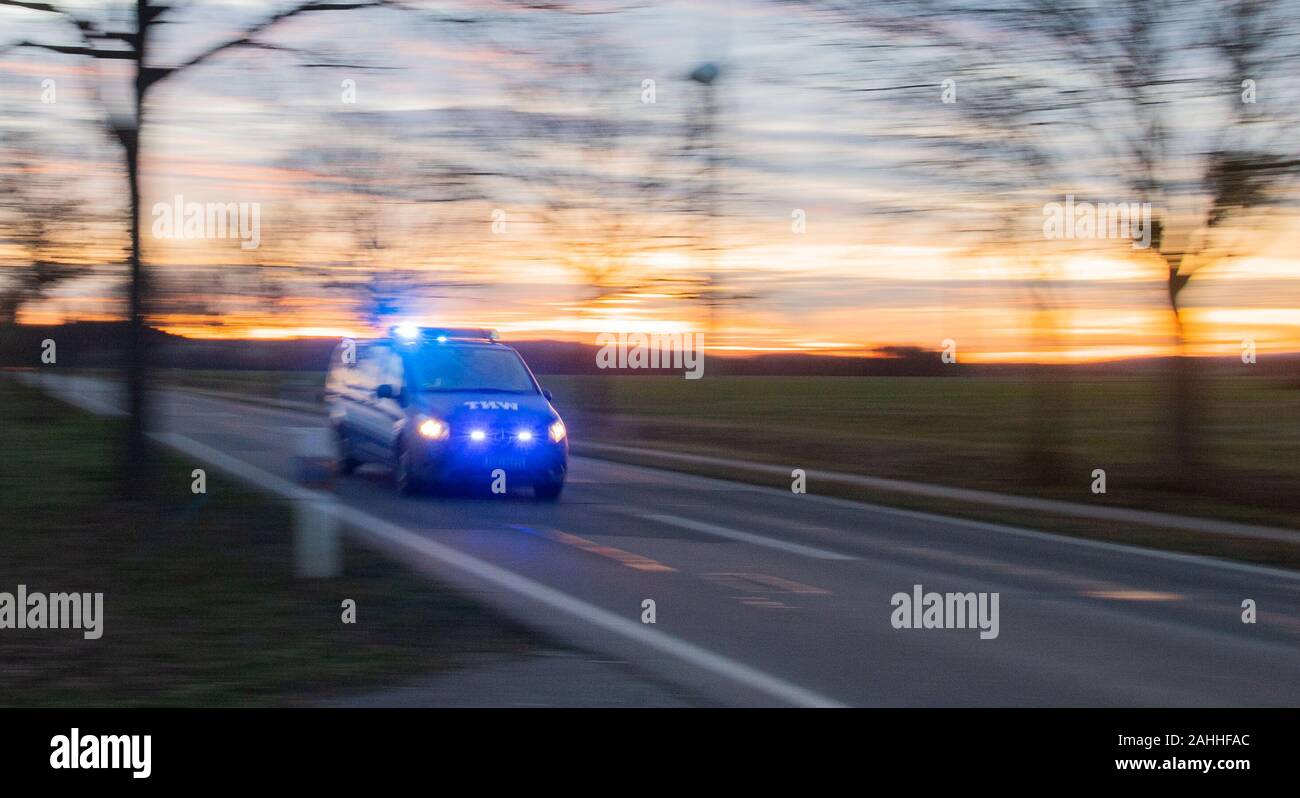 Barsinghausen, Deutschland. 30 Dez, 2019. Notfall Fahrzeug vom deutschen Technischen Hilfswerk (THW) eilt mit blauem Licht zu einem Großbrand im Seminarhaus Ökostation Deister-Vorland in Großgoltern in der Region Hannover. Ein Feuer war im ehemaligen Bauernhaus am Morgen, das schnell auf den gesamten Dachstuhl ausgebreitet. Credit: Julian Stratenschulte/dpa/Alamy leben Nachrichten Stockfoto