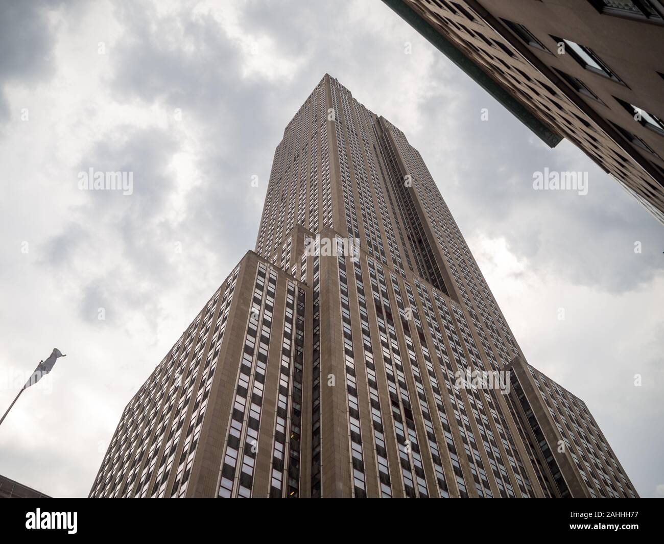 New York City, Vereinigte Staaten von Amerika: [Empire State Building, Ansicht von der Straße] Stockfoto