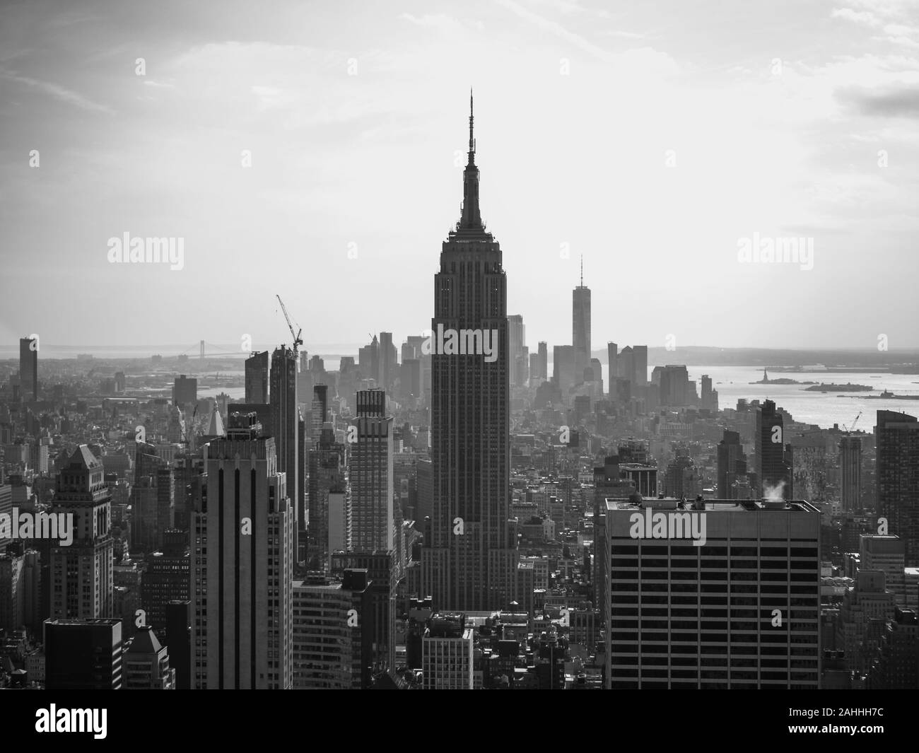 New York City, Vereinigte Staaten von Amerika: [Empire State Building in Schwarz und Weiß, Luftaufnahme vom Rockefeller Center Dach] Stockfoto