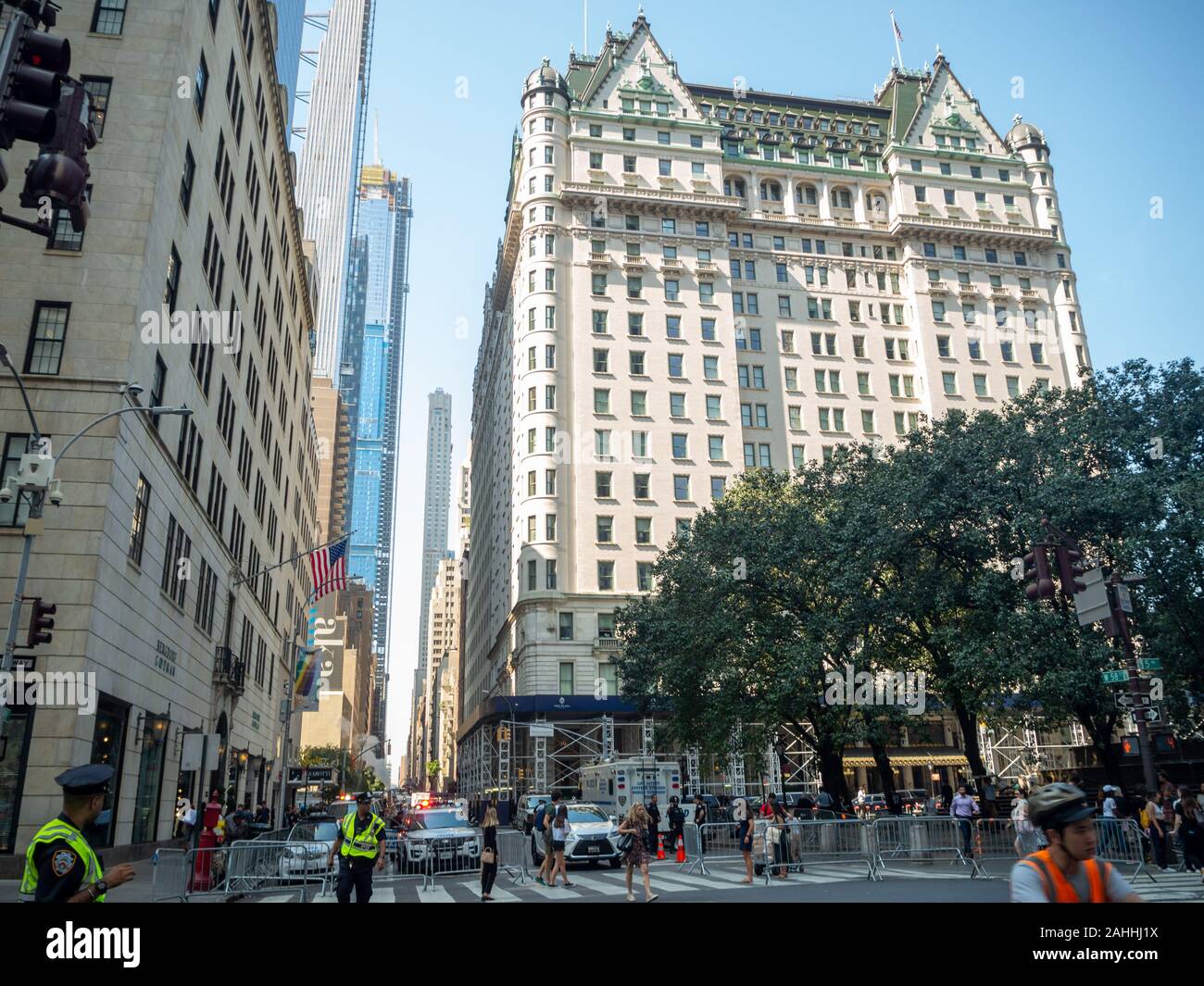 Manhattan, New York, Vereinigte Staaten von Amerika: [ Details zur Architektur der Stadt von oben und unten, Plaza Hotel und Büros ] Stockfoto