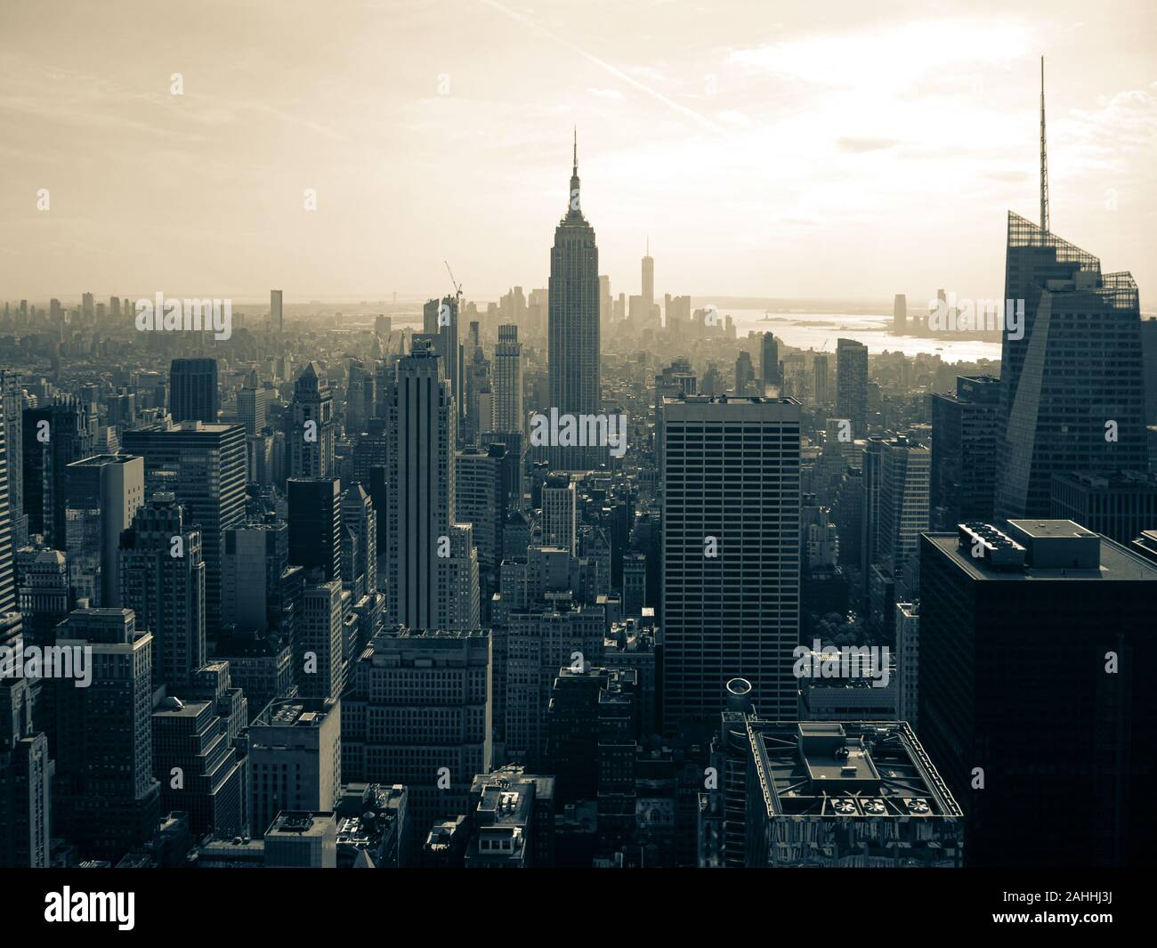 Manhattan, New York, Vereinigte Staaten von Amerika: [ Details zur Stadtarchitektur von oben und unten, Apartmentgebäude und Büros ] Stockfoto