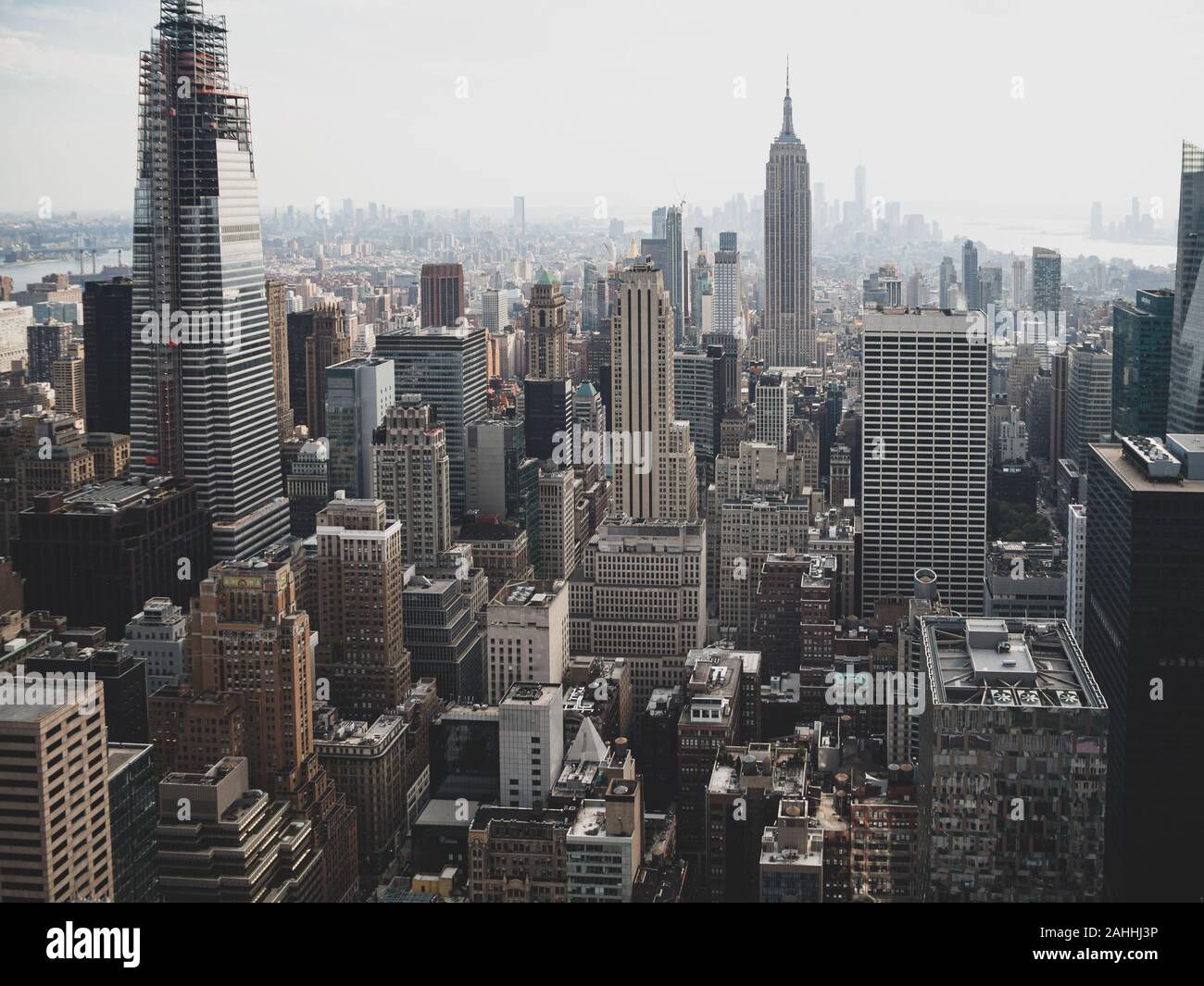 Manhattan, New York, Vereinigte Staaten von Amerika: [ Details zur Stadtarchitektur von oben und unten, Apartmentgebäude und Büros ] Stockfoto